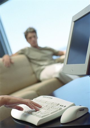 simsearch:632-01146071,k - Computer, man on sofa in background Foto de stock - Sin royalties Premium, Código: 632-01158642