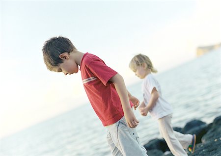 simsearch:633-05401482,k - Enfants de marcher sur les rochers, la mer en arrière-plan Photographie de stock - Premium Libres de Droits, Code: 632-01150370