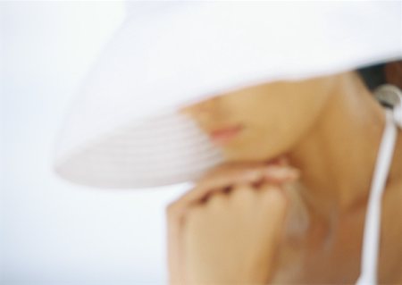simsearch:400-07749657,k - Femme portant chapeau pour le soleil avec les mains sous le menton, gros plan, défocalisé Photographie de stock - Premium Libres de Droits, Code: 632-01152173