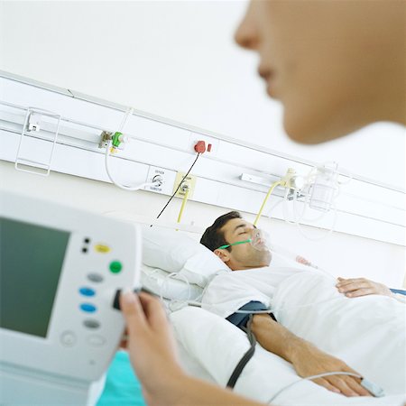 simsearch:632-03629695,k - Nurse checking patient's monitor Foto de stock - Royalty Free Premium, Número: 632-01152763