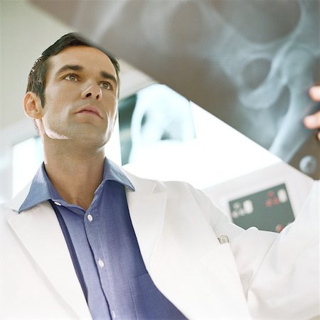 simsearch:632-03629886,k - Male doctor in x-ray lab Foto de stock - Royalty Free Premium, Número: 632-01152776