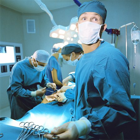 simsearch:632-01152791,k - Doctors performing operation Foto de stock - Sin royalties Premium, Código: 632-01152824