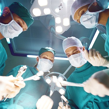 Surgical team preparing to operate, low angle view Foto de stock - Royalty Free Premium, Número: 632-01152829