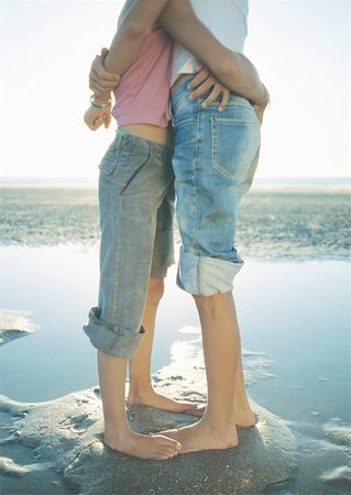 Deux enfants debout sur la plage, embrassant Photographie de stock - Premium Libres de Droits, Code: 632-01153663