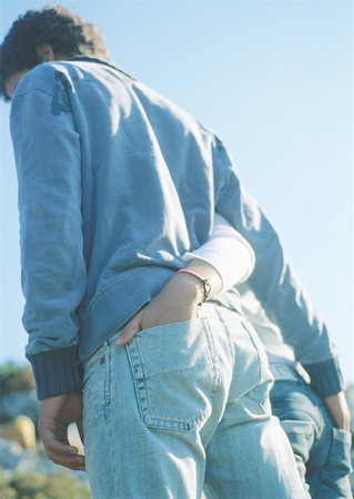 simsearch:640-06051401,k - Teenage couple with hands in each other's back pockets Foto de stock - Royalty Free Premium, Número: 632-01153671