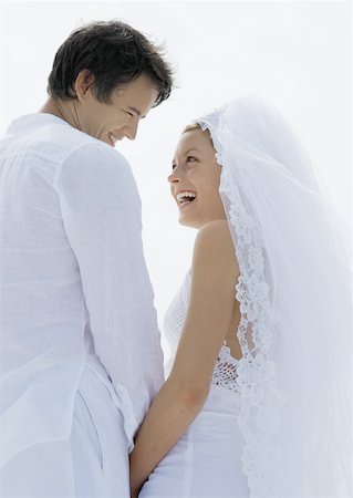 simsearch:632-01156001,k - Bride and groom smiling at each other, low angle view Foto de stock - Sin royalties Premium, Código: 632-01160621