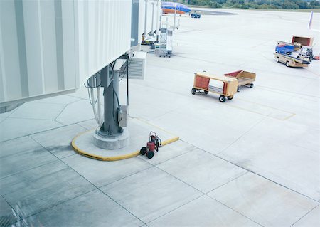 pasarela telescópica - Luggage containers on airport tarmac Foto de stock - Sin royalties Premium, Código: 632-01160725