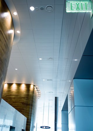 simsearch:632-03629718,k - Architectural view of airport interior Foto de stock - Royalty Free Premium, Número: 632-01160732
