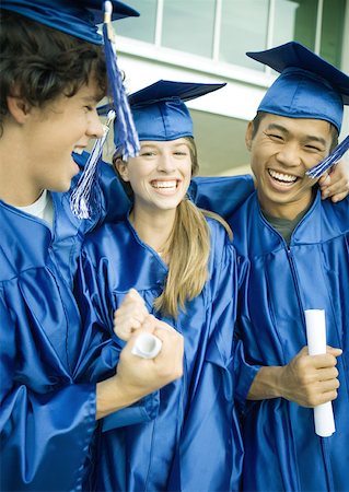 simsearch:695-05763421,k - Graduates holding diplomas and laughing Foto de stock - Sin royalties Premium, Código: 632-01161687