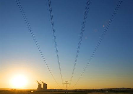 Tours de refroidissement nucléaires et des fils électriques et pylône au coucher du soleil Photographie de stock - Premium Libres de Droits, Code: 632-01162321