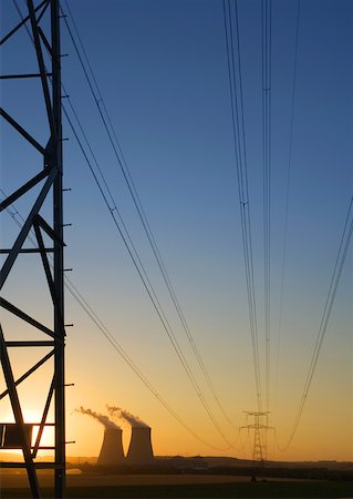 Nuclear cooling towers and electric wires and pylon at sunset Foto de stock - Royalty Free Premium, Número: 632-01162323