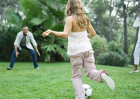 simsearch:695-03373971,k - Mature man playing soccer with granddaughter Foto de stock - Royalty Free Premium, Número: 632-01194001