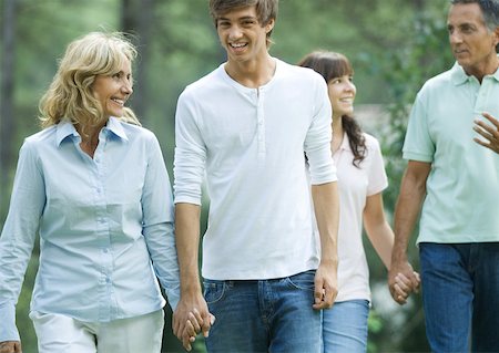 simsearch:632-03779299,k - Mature couple walking, holding hands with teen grandchildren Foto de stock - Sin royalties Premium, Código: 632-01194029