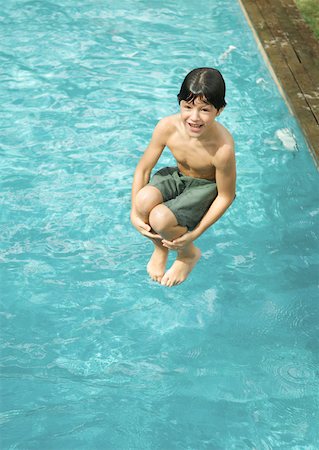 simsearch:695-03373971,k - Boy jumping into pool Foto de stock - Royalty Free Premium, Número: 632-01193741