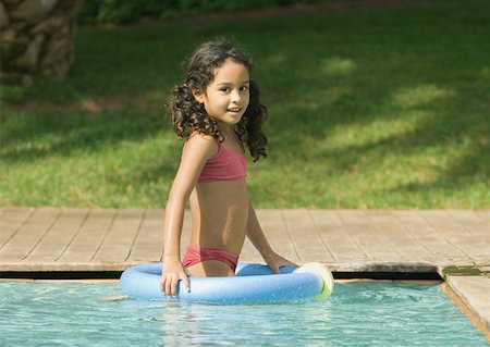 simsearch:695-05764298,k - Petite fille à la piscine avec anneau flottant Photographie de stock - Premium Libres de Droits, Code: 632-01193768