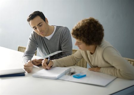 dictando - Father helping teenage son with homework Foto de stock - Sin royalties Premium, Código: 632-01193794