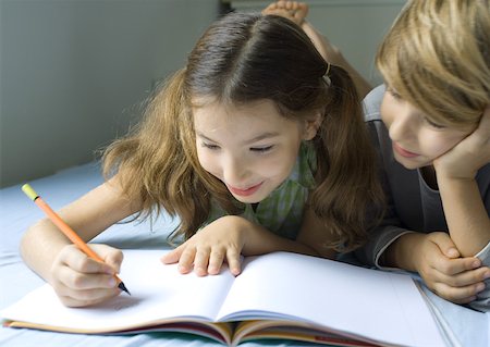 simsearch:695-03380035,k - Boy and girl doing homework together Foto de stock - Royalty Free Premium, Número: 632-01193797