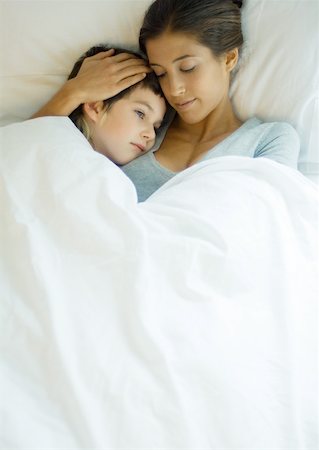 eiderdown duvet white - Woman and child lying under covers together Stock Photo - Premium Royalty-Free, Code: 632-01193848