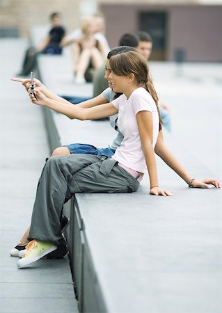 Teens sitting outdoors in urban area Foto de stock - Sin royalties Premium, Código: 632-01193952