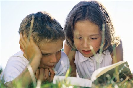 simsearch:632-05401244,k - Zwei Kinder zusammen, Buch zu lesen, im Gras Stockbilder - Premium RF Lizenzfrei, Bildnummer: 632-01234608