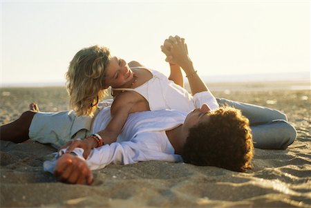 roughhousing - Teen couple allongé sur la plage Photographie de stock - Premium Libres de Droits, Code: 632-01234629