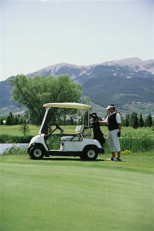 simsearch:632-01234708,k - Golfer taking golf bag from golf cart Foto de stock - Sin royalties Premium, Código: 632-01234667