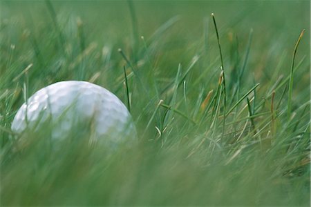 simsearch:632-01234708,k - Golf ball in grass, extreme close-up Foto de stock - Sin royalties Premium, Código: 632-01234692