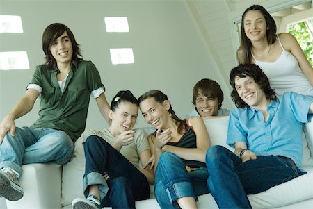 simsearch:632-01147906,k - Teenage friends sitting on couch, smiling and laughing Foto de stock - Sin royalties Premium, Código: 632-01277077