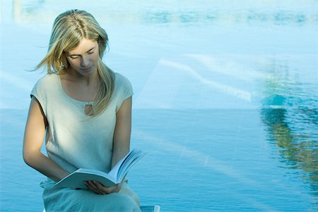 simsearch:614-02611869,k - Young woman sitting by water, reading Foto de stock - Royalty Free Premium, Número: 632-01277274