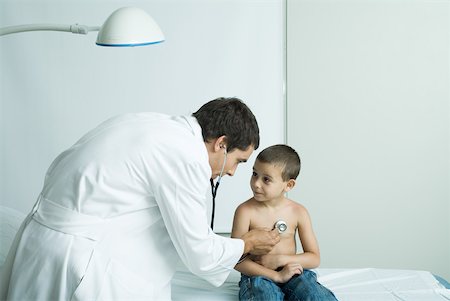 paediatrician (male) - Doctor listening to boy's chest with stethoscope Stock Photo - Premium Royalty-Free, Code: 632-01277370