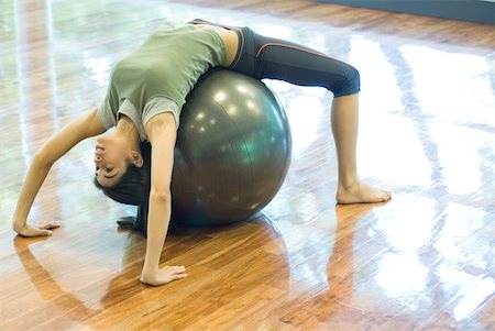 simsearch:695-03375103,k - Young woman doing backbend on fitness ball Foto de stock - Sin royalties Premium, Código: 632-01277779