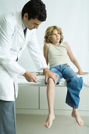 doctor with patient kids bed - Doctor checking boy's reflexes Stock Photo - Premium Royalty-Free, Code: 632-01277898