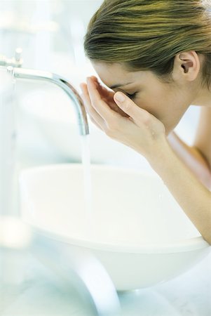 simsearch:696-03399324,k - Woman washing face over sink Foto de stock - Royalty Free Premium, Número: 632-01277958