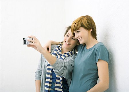 simsearch:695-05765096,k - Young female friends, taking photo together Stock Photo - Premium Royalty-Free, Code: 632-01270428