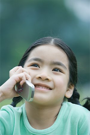 simsearch:632-01270494,k - Little girl using cell phone, close-up Foto de stock - Sin royalties Premium, Código: 632-01270540