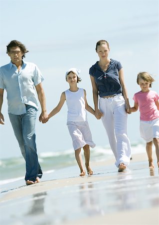 simsearch:695-05766063,k - Family walking hand in hand on beach Foto de stock - Sin royalties Premium, Código: 632-01270541