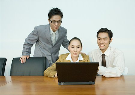 simsearch:632-01155400,k - Three business associates using laptop Foto de stock - Sin royalties Premium, Código: 632-01271439