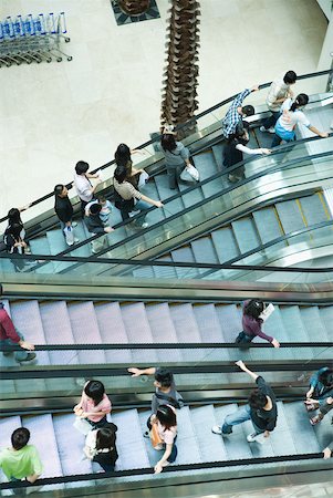 Shopping mall escalators, high angle view Foto de stock - Royalty Free Premium, Número: 632-01271673