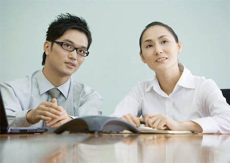 simsearch:695-03388914,k - Businessman and woman sitting at table, looking up Foto de stock - Sin royalties Premium, Código: 632-01271909