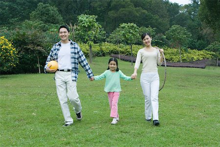 simsearch:696-03401224,k - Girl walking hand in hand with parents, full length Stock Photo - Premium Royalty-Free, Code: 632-01271978