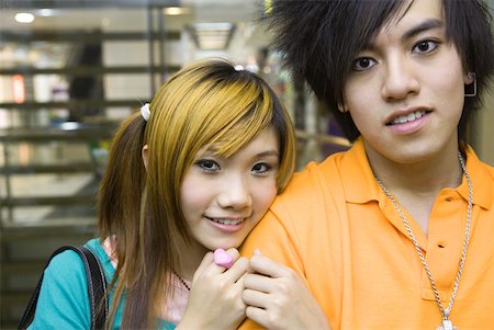 simsearch:695-03388906,k - Young couple, portrait, looking at camera Foto de stock - Sin royalties Premium, Código: 632-01272030