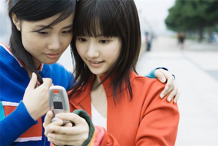 simsearch:696-03401266,k - Two young women friends looking at cell phone together Fotografie stock - Premium Royalty-Free, Codice: 632-01272046