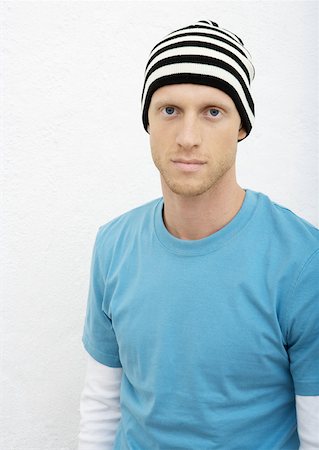 simsearch:632-01271015,k - Young man wearing knit hat, portrait Foto de stock - Sin royalties Premium, Código: 632-01272072