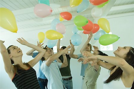 simsearch:614-05792506,k - Groupe de jeunes amis frapper des ballons flottant dans l'air Photographie de stock - Premium Libres de Droits, Code: 632-01379246