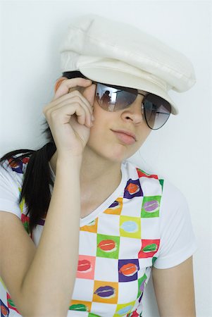 simsearch:614-06623540,k - Teenage girl wearing sunglasses and cap, portrait Foto de stock - Sin royalties Premium, Código: 632-01380093