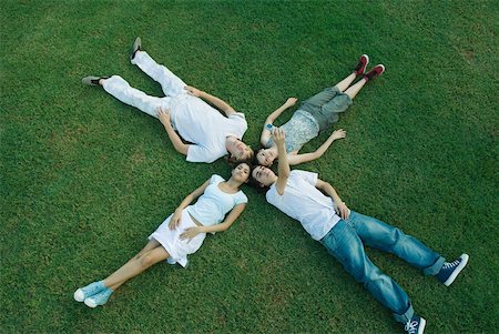 simsearch:695-03375661,k - Groupe de jeunes amis couché sur l'herbe, têtes ensemble Photographie de stock - Premium Libres de Droits, Code: 632-01380140