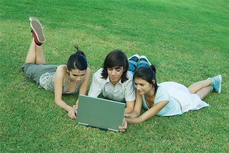 simsearch:695-03375661,k - Groupe de jeunes amis couché sur l'herbe, à l'aide d'ordinateur portable Photographie de stock - Premium Libres de Droits, Code: 632-01380141