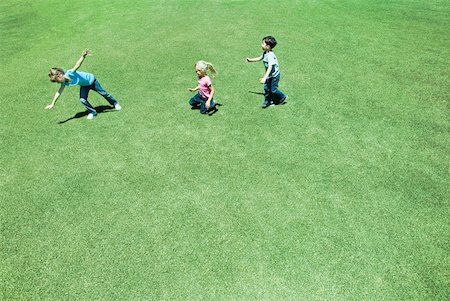 simsearch:632-01380315,k - Kinder spielen auf Gras, erhöhte Ansicht Stockbilder - Premium RF Lizenzfrei, Bildnummer: 632-01380315