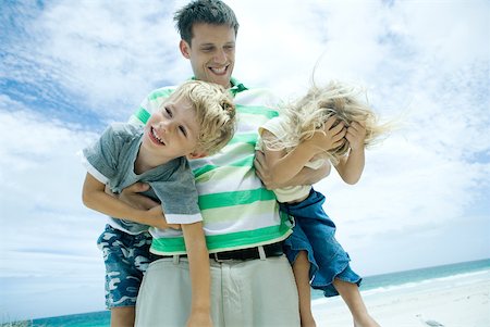 Man carrying son and daughter on beach Foto de stock - Sin royalties Premium, Código: 632-01380358