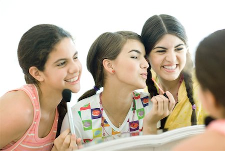 Three young female friends putting on make-up Foto de stock - Sin royalties Premium, Código: 632-01380444